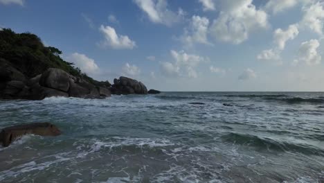 Wellen-Schlagen-Gegen-Die-Felsige-Küste-Von-Koh-Samui