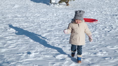 Una-Niña-Feliz-Lanza-Una-Bola-De-Nieve-En-Cámara-Lenta-Mientras-Juega-En-Un-Parque-Nevado