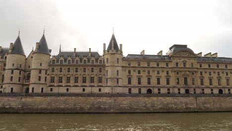 Conciergerie-Palace,-Courthouse,-And-Prison-By-The-Seine-River-In-Ile-de-la-Cite,-Paris,-France