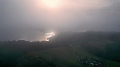 Attersee-Kammersee-Atter,-Größter-See-Salzkammergut-Österreichs-Der-Himmel-Ist-Bewölkt-Und-Die-Sonne-Geht-Unter