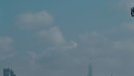 Zeitraffer-Der-Wolkenbildung-über-Dubais-Burj-Khalifa,-Nachdem-Eine-Wetterwarnung-Für-Bevorstehende-Regenfälle-In-Den-Vereinigten-Arabischen-Emiraten-Herausgegeben-Wurde