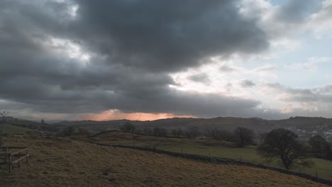 Zeitraffer-Der-Untergehenden-Sonne-Im-Landwirtschaftlichen-Dorf-In-Windermere,-Gelegen-Im-Lake-District-Nationalpark,-Im-Bezirk-Cumbria-Im-Vereinigten-Königreich