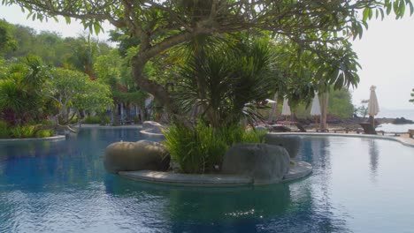 Pool-Am-Strand-Mit-Bäumen-Im-Bintang-Flores-Hotel,-Labuan-Bajo,-Indonesien
