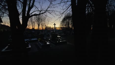 Cementerio-Cristiano-En-La-Noche-Con-Ojo-De-Pez-Cruzado,-Mosonmagyarovar,-Hungría