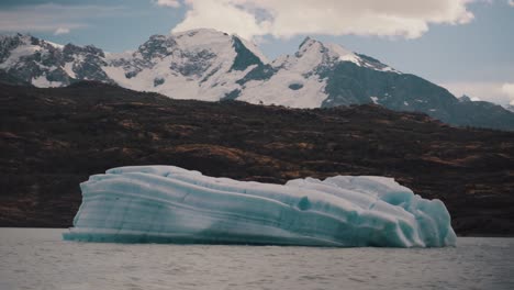 Riesige-Schwimmende-Eisberge-Im-Lago-Argentino-In-Der-Nähe-Von-El-Calafate,-Patagonien,-Argentinien