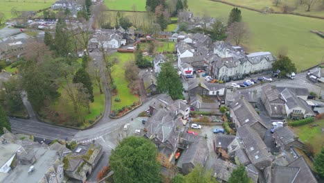 Annähernde-Drohnenaufnahme-Des-Zentrums-Von-Grasmere,-Einem-Dorf-Im-Lake-District,-In-Cumbria-Bei-Westmorland-Und-Furness,-Nordwestengland-Im-Vereinigten-Königreich