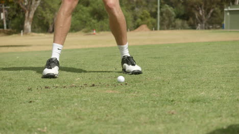 Golfista-Recreativo-En-Cámara-Lenta-Realiza-Un-Tiro-De-Aproximación-Al-Green