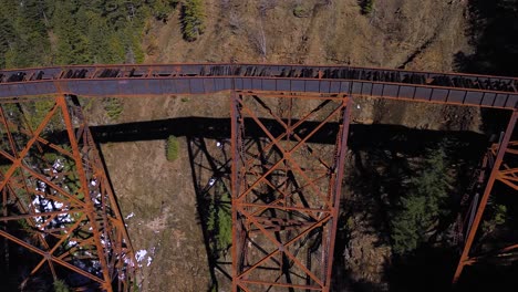 Toma-Panorámica-Aérea-Sobre-El-Puente-Ferroviario-De-Caballete-De-Ladner-Creek-En-Columbia-Británica,-Canadá