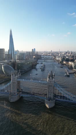 Tower-Bridge-In-London-Drohnenflug-In-Vertikaler-4K
