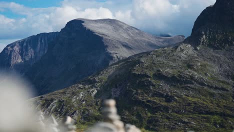 El-Desolado-Valle-Está-Rodeado-De-Imponentes-Montañas-Grises,-Mientras-Nubes-Tormentosas-Giran-En-El-Cielo