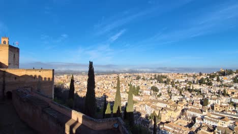 Wolken-In-Bewegung:-Ein-Zeitraffer-Vom-Alhambra-Denkmal-Mit-Blick-Auf-Granada,-Spanien