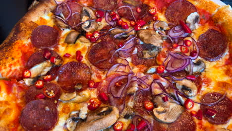 Traditionelle-Italienische-Würzige-Peperonipizza-Mit-Frischen-Chilischoten,-Roten-Zwiebeln-Und-Champignons,-Echte-Authentische-Neapolitanische-Pizza,-Leckeres-Essen,-4K-Aufnahme