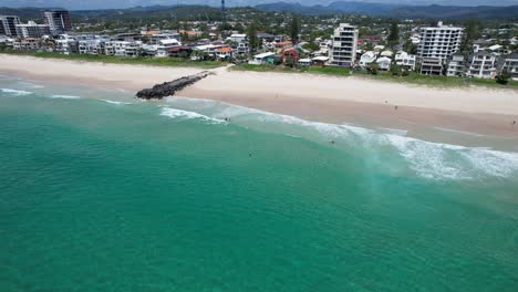 Sandstrand-Von-Palm-Beach-An-Der-Gold-Coast,-Queensland,-Australien---Drohnenaufnahme