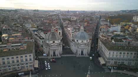 Toma-De-Drones-Sobre-La-Piazza-Del-Popolo-En-Un-Día-Típico-De-Roma,-Italia