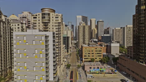 Calgary-Ab-Canada-Drone-Cinematográfico-Aéreo-V32-Sobrevuelo-7-Ave-Sw-A-Través-Del-Centro-De-La-Ciudad-Capturando-El-Paisaje-Urbano-Con-Desarrollos-Mixtos-Y-La-Calle-Del-Tren-Ligero-Ctrain---Filmado-Con-Mavic-3-Pro-Cine---Julio-De-2023