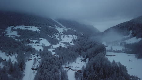 Vista-Aérea-Por-Drones-Del-Pintoresco-Paisaje-Montañoso-Congelado-En-Invierno