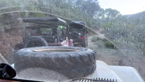 Tres-Vehículos-Todoterreno-Jeep-4x4-Con-Tiendas-De-Campaña-En-La-Azotea,-Divertido-Viaje-De-Aventuras-Al-Aire-Libre-En-Vehículos-Todo-Terreno-Con-Amigos-En-Marbella-Málaga-España,-Toma-De-4k