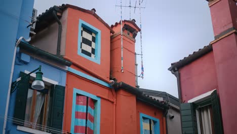 Iconic-Bepi-Suà-House-in-Vivid-Burano-Hues,-Italy