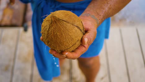 El-Hombre-Entretiene-Al-Público-Rompiendo-El-Coco-Con-Las-Manos,-Utilizando-Su-Antigua-Y-única-Técnica