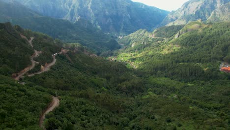 Blick-Auf-Den-Dichten-Wald-Und-Die-Bergstraße-Vom-Miradouro-Eira-Do-Serrado-In-Funchal,-Portugal