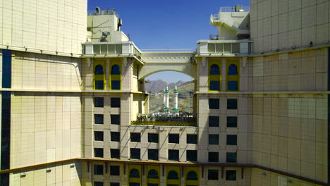 Viendo-Anjum-Hotel-Makkah-Desde-La-Perspectiva-Aérea-De-Un-Dron,-Agudizando-El-Enfoque