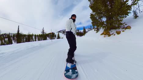 Snowboarder-Fährt-In-Colorado-Auf-Pisten-Den-Berg-Hinunter