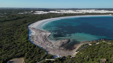 Hermosa-Playa-De-Wylie-Bay-Rock-En-Australia-Occidental-Con-Aguas-Cristalinas-Y-Arrecifes-De-Coral.