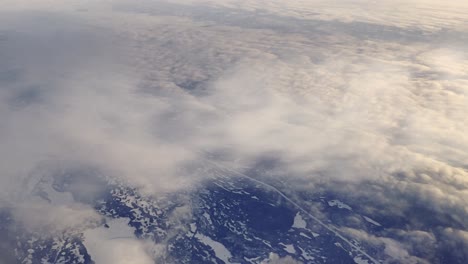 Desierto-De-La-Región-Canadiense-De-Terranova-Y-Labrador-Con-Aire-Condensado-De-Avión-Debido-A-La-Vista-Aérea-De-Temperatura-Fría