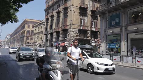 Auto-Fährt-Auf-Der-Straße-Von-Palermo,-Italien