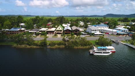 Vista-Aérea-En-Aumento-Sobre-Tumbulgum-Con-Tierras-Agrícolas-En-El-Fondo,-A-Lo-Largo-Del-Río-Tweed,-En-El-Norte-De-Nueva-Gales-Del-Sur,-Australia