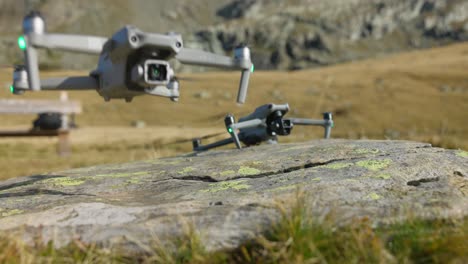 Abheben-Von-Zwei-Professionellen-Drohnen-Vom-Felsen
