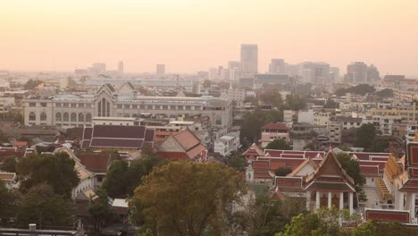 Colorida-Puesta-De-Sol-Vista-Panorámica-Del-Horizonte-De-Bangkok-Desde-Una-Vista-Elevada-En-El-Casco-Antiguo-De-Rattanakosin-De-Bangkok,-Tailandia