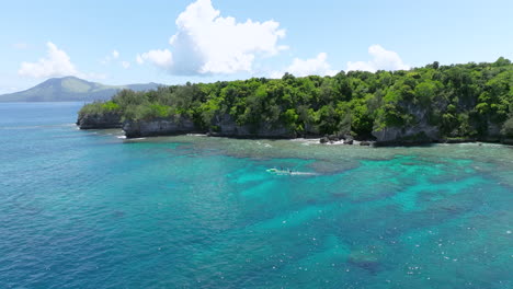 Bootfahren-Rund-Um-Die-Bewachsene-Insel-Moso-In-Efate,-Vanuatu,-Melanesien