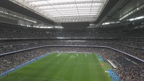 Stadion-Von-Real-Madrid-Während-Des-Fußball-Corazon-Klassikers,-Real-Madrid-Legends-Vs.-Porto-Vintage-Im-März-2024-Während-Der-Spielpause