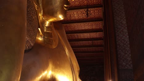 Cabeza-Dorada-De-Buda-Reclinado-En-Un-Templo-En-El-Casco-Antiguo-De-Rattanakosin-En-Bangkok,-Tailandia