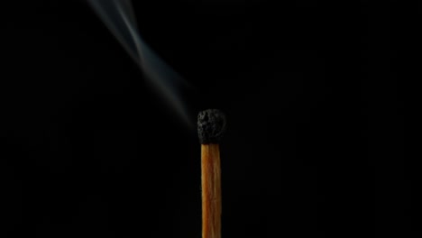 Einzelnes-Abgebranntes-Streichholz-Vor-Schwarzem-Hintergrund-Mit-Aufsteigendem-Rauch