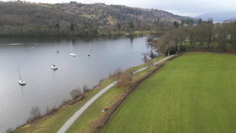 Lake-with-sailboats,-Slow-drone-view-near-Parson-Wyke,-Windermere