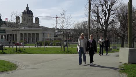 Slow-Motion-Shot-Of-Tourists-Walking-In-Square-Near-Historical-Buildings-In-Vienna,-Austria