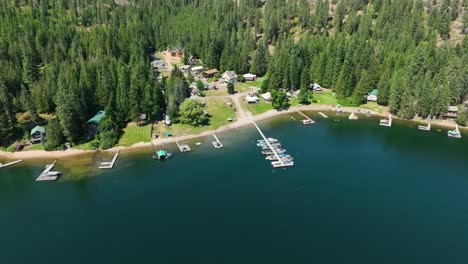 Toma-De-Drones-De-La-Costa-Del-Lago-Spirit-Con-Muelles-Y-Barcos-Privados.