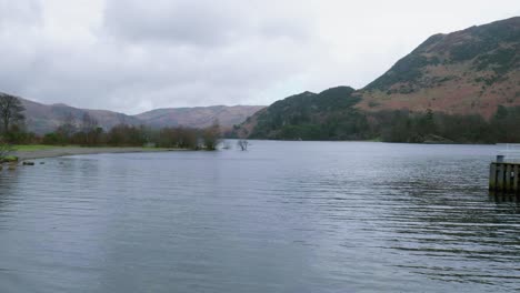 Idyllisches-Wasser-Mit-Dampfschiff-Im-Ullswater-Lake-In-Cumbria,-England