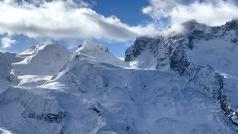 Unglaublich-Atemberaubend-Morgen-Gornergrat-Zermatt-Gletscher-Gletschergipfel-Eis-Gletscherspalte-Fluss-Schweizer-Alpen-Matterhorn-Gipfel-Skigebiet-Landschaft-Luftbild-Drohne-Herbst-Eisenbahn-Schweiz-Schwenk-Nach-Links