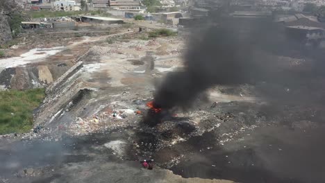 Establecer-Tomas-La-Cámara-Del-Dron-Se-Mueve-Desde-Arriba,-Donde-Se-Queman-Desechos-Plásticos-Y-Muchas-Cosas-Se-Contaminan.