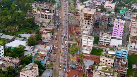 Carretera-Muy-Transitada-Con-Tráfico-A-Lo-Largo-De-Las-Casas-Residenciales-En-Bangladesh.