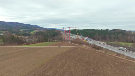 Landwirtschaftliche-Flächen-Mit-Straßenbrückenbau-Im-Hintergrund