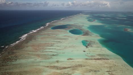 La-Vibrante-Barrera-De-Coral-En-Los-Roques-Con-Aguas-Turquesas,-Vista-Aérea