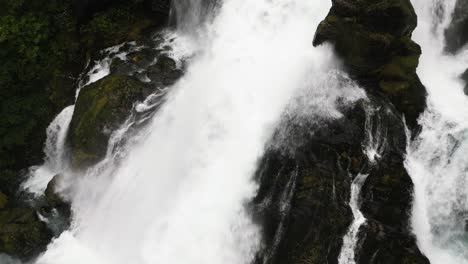 Nahaufnahme-Eines-Riesigen-Wasserfalls-In-Einem-Grünen-Wald,-Norwegen,-Natur,-Drohne