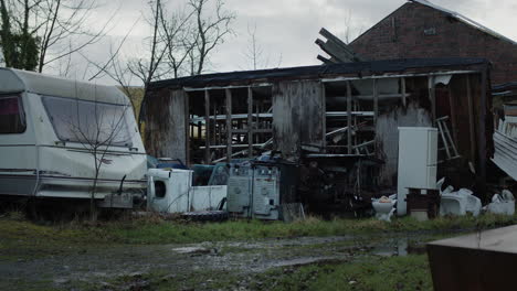 Casa-Abandonada-Con-Caravana-Y-Basura-Afuera.