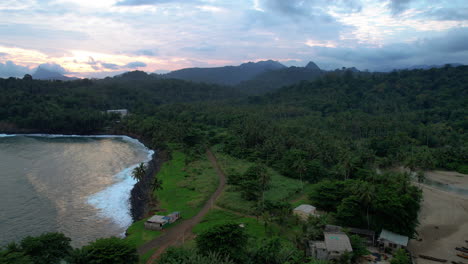 Vista-Aérea-Hacia-Atrás-Sobre-Casas-En-Boca-Do-Inferno,-Anochecer-En-Agua-Izé,-Santo-Tomé