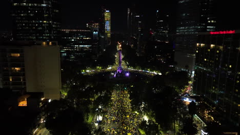 Toma-De-Drones-De-La-Concurrida-Avenida-Reforma,-Celebración-Del-Campeonato-De-Fútbol-En-La-Ciudad-De-México.