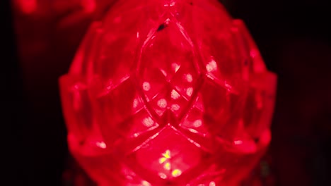 Lámpara-De-Cristal-Rojo-Brillante-Que-Emite-Una-Luz-Vibrante,-Una-Atmósfera-Intensa-Y-Mística